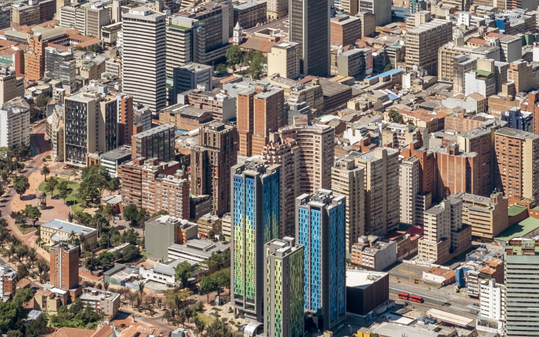 ¿Caminar en Bogotá? ¡Los andenes son un peligro!